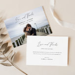 Moderne, elegante Hochzeit des Personalisierten Fo Dankeskarte<br><div class="desc">Mit unserer modernen,  eleganten Personalisierten Foto Wedding Dankeschön Card. Dieses elegante,  zweiseitige Design besticht durch elegante handgeschriebene Kalligraphie und eine wunderschöne Ozeankulisse,  die sich perfekt für eine Hochzeit eignet.</div>