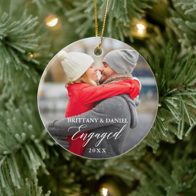 Moderne Elegante Kalligrafie Paar Foto Verlobt Keramik Ornament (Baum)