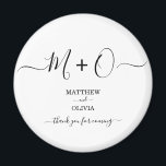 Moderne elegante Kalligraphie Monogram Wedding Magnet<br><div class="desc">Personalisieren Sie diesen modernen und eleganten Hochzeitsmagnet mit Monogramm/Doppel,  verbunden mit dekorativen Wimpern. Gönnen Sie Ihren Gästen Geschenke für Ihre feierliche Hochzeit.</div>