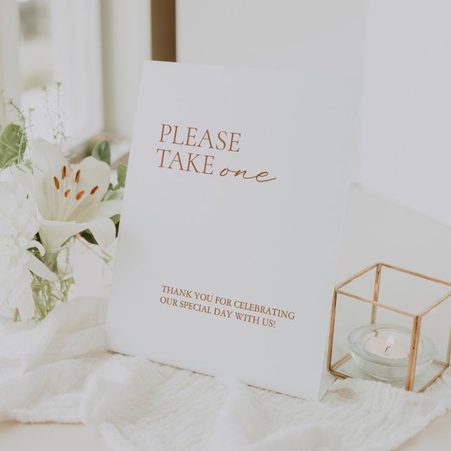 Moderne elegante Kalligraphie-Weißfavoriten Sockelschild (Modern Elegant Calligraphy White Favors Pedestal Sign)