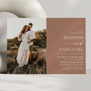 Moderne elegante Minimalistische Mocha Mousse Wedd Einladung