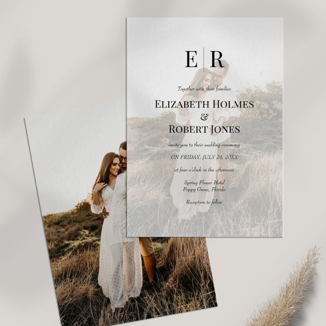 Moderne, elegante Monogram Custom Foto Wedding Einladung (Modern Elegant Monogram Custom Photo Wedding Invitation on a white table with dry flower.)