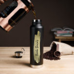 Moderne Elegante Name Schwarz und Gold Trinkflasche<br><div class="desc">Moderne Wasserflasche mit abstraktem Goldstrich und dem Namen in einem eleganten Pinselskript auf schwarzem Hintergrund. Ein schlichtes Design mit einer femininen Touch,  perfekt für ein Mädchen.</div>