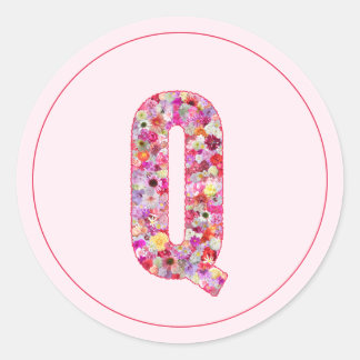 Moderne elegante rosa florale Monogrammbuchstabe Q Runder Aufkleber