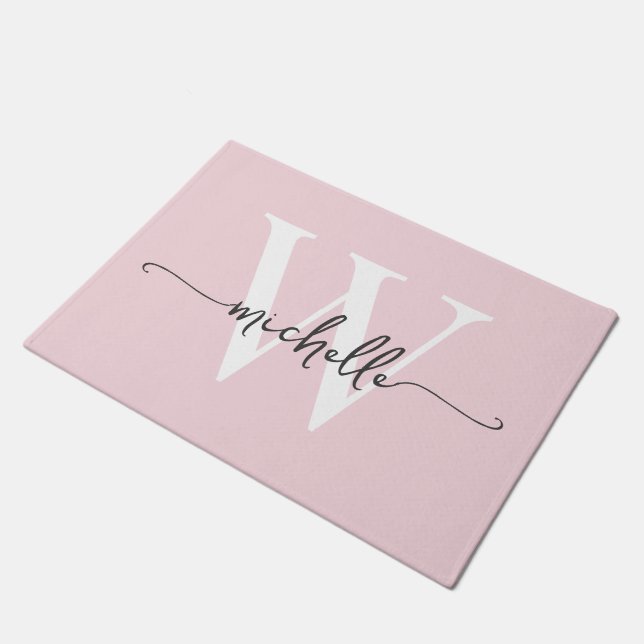 Moderne elegante rosafarbene Monogramm-Name-Schrif Fußmatte (Schrägansicht)