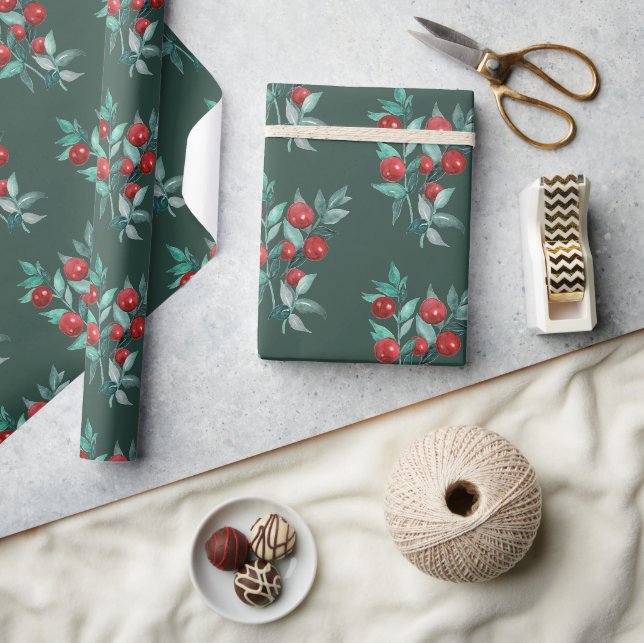 Moderne elegante rote Berries auf dunklem Weihnach Geschenkpapier (Kunsthandwerk)