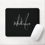 Moderne elegante Schwarz-weiße Monogram Script Gir Mousepad<br><div class="desc">Modernes Schwarz-weißes Monogram Script Girly Mouse Pad . Personalisieren Sie dieses elegante mit Monogramm Mauspad-Design mit Ihrem Namen und Monogramm in einer schicken,  trendigen und geistlichen Schrift. Perfektes Geschenk für sie.</div>