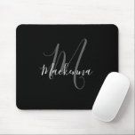 Moderne elegante Schwarz-weiße Monogram Script Gir Mousepad<br><div class="desc">Modernes Schwarz-weißes Monogram Script Girly Mouse Pad . Personalisieren Sie dieses elegante mit Monogramm Mauspad-Design mit Ihrem Namen und Monogramm in einer schicken,  trendigen und geistlichen Schrift. Perfektes Geschenk für sie.</div>