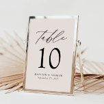 Moderne, elegante Script Cream Wedding Tischnummer<br><div class="desc">Moderne, minimalistische Hochzeitskarten mit modernem, schwarzem Schriftzeichen mit "Table" in moderner Kalligraphie-Schrift. Das Design hat einen cremefarbenen Hintergrund oder eine Farbe Ihrer Wahl. Das Design wiederholt sich auf der Rückseite. Um die Creme-Tischkarten zu bestellen: Fügen Sie Ihren Namen, Ihr Hochzeitstag und Ihre Tischnummer hinzu. Fügen Sie jede Nummer einzeln in...</div>