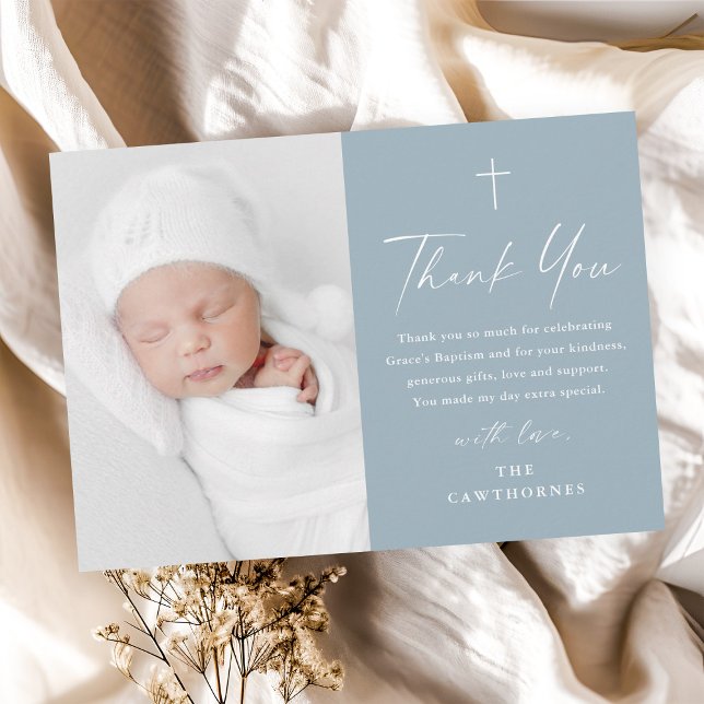 Moderne, elegante Script Dusty Blue Foto Taufe Dankeskarte (Modern elegant script dusty blue boys photo baptism thank you cad.)