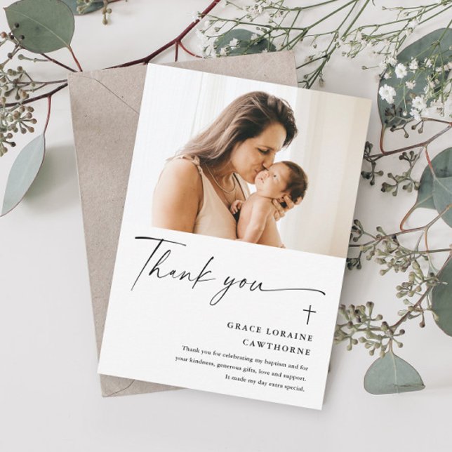 Moderne elegante Script-Foto-Taufe Dankeskarte (Modern script black and white photo baptism thank you cards.)