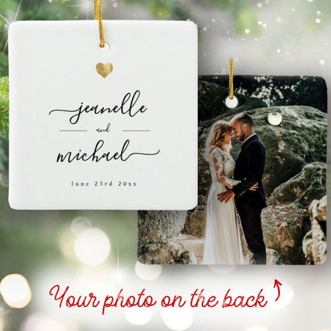 Moderne elegante Script Minimal Gold Heart Wedding Keramikornament (Von Creator hochgeladen)