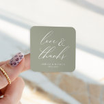 Moderne, elegante Script Olive Liebe & Danke Quadratischer Aufkleber<br><div class="desc">Dieses schöne Design ist Teil einer ganzen Kollektion! Mix und passen Farben zusammen und wow deine Gäste mit diesen schönen,  klassischen Designs.</div>
