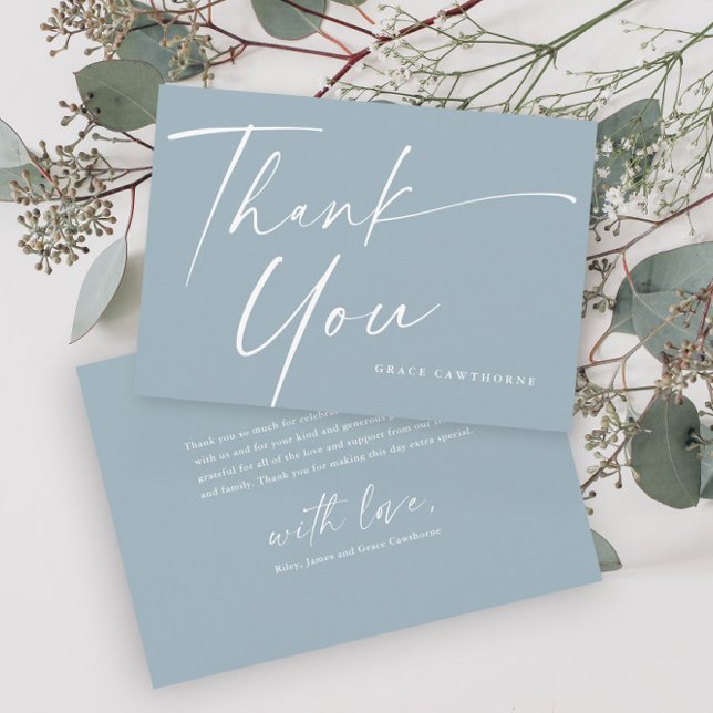 Moderne, elegante Skriptdusty Blue Boys Taufe Dankeskarte (Elegant script dusty blue boys baptism thank you card.)