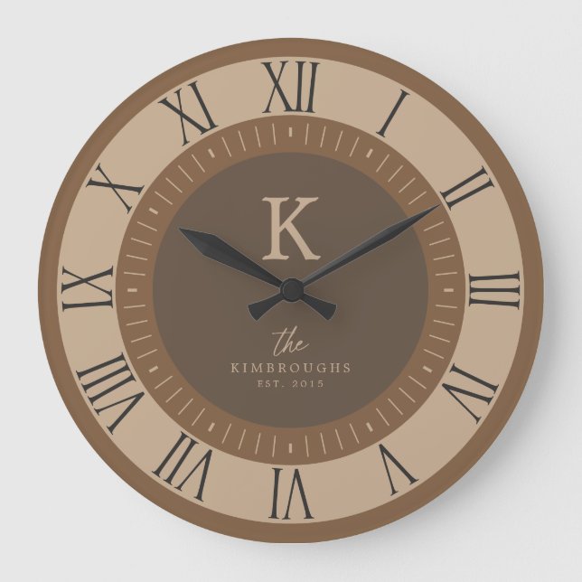 Moderne Elegante Tan-Mousse Braune Monogramm-Famil Große Wanduhr (Vorderseite)