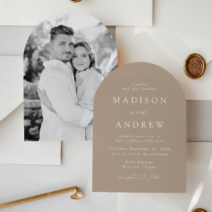 Moderne Elegante Taupe Foto Torbogen Hochzeit Einladung