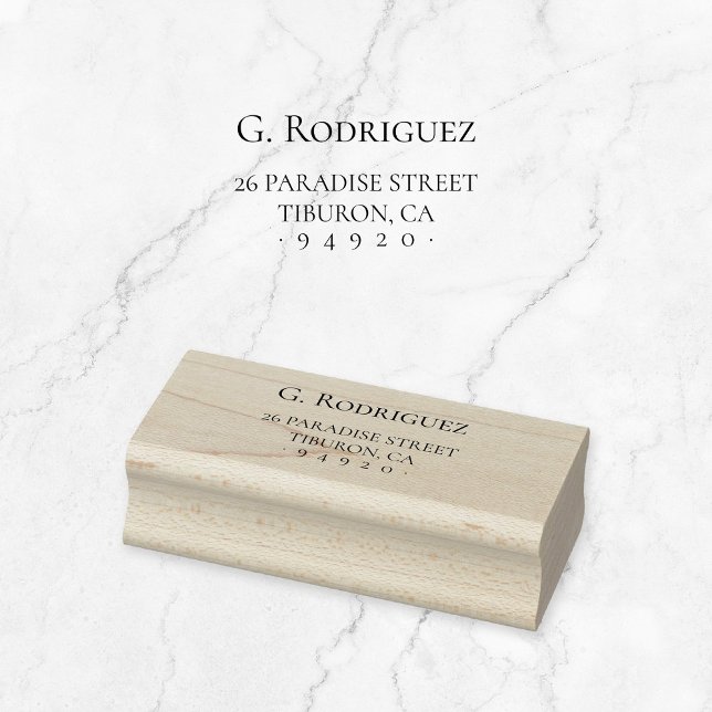 Moderne Eleganz pur. Minimaler Typo. Anschrift 05a Gummistempel (Simple, classic, elegant typography wooden return address stamp, serif font.)