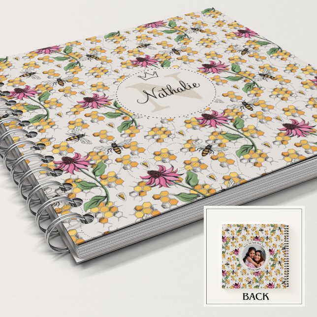Moderne Elfenbeinkönigin Biene & Blume Frauenmonog Notizbuch (Beautiful Nature Queen Bee, Honeycomb & Pink Exotic Flower Monogram & Name Custom Square Notebook. )