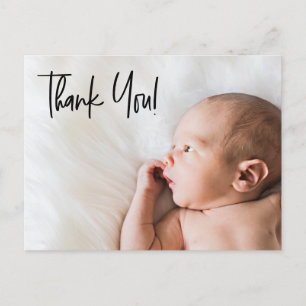 Moderne Embrace: Elegantes Baby Foto Geburtsankünd Ankündigungspostkarte
