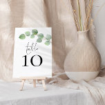Moderne Eukalyptus-SkriptWedding Tischnummer<br><div class="desc">Moderne Sage Eukalyptus Script Hochzeit. Tisch ist Set in einem handgeschriebenen Stil Skript und Ihre Tischnummer darunter mit elegantem Aquarell oben von rechts aus. Personalisieren Sie die Nummer einfach. Das gleiche Design ist auf der anderen Seite und wird gleichzeitig aktualisiert,  wenn Sie Ihre Änderung an der Zahl.</div>