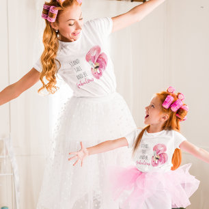 Moderne exotische Flamingos stehen hoch und seien Baby Strampler