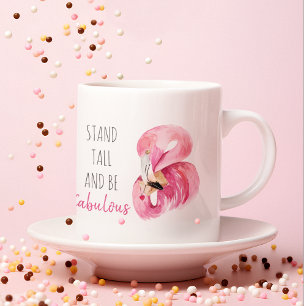 Moderne exotische Flamingos stehen hoch und seien Kaffeetasse