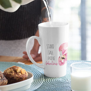 Moderne exotische Flamingos stehen hoch und seien Milchtasse