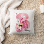 Moderne exotische Rosa Flamingo Wasserfarbe Kissen<br><div class="desc">Bringen Sie tropische Zuhause mit diesem verspielten Flamingo-Kissen "Lass's Flamingle"! Mit einer bezaubernden Aquarellbilderung eines rosa Flamingos,  das einen Umschlag und Herzcharme trägt,  fügt dieses Design jedem Raum die perfekte Touch von Laune hinzu.</div>