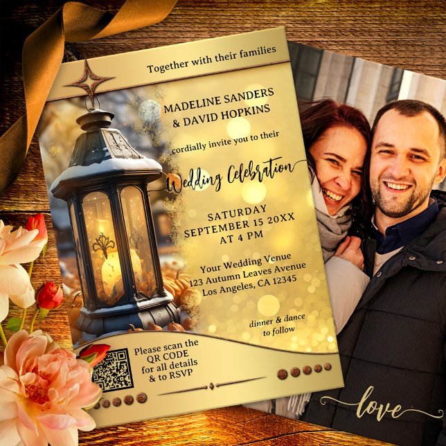 Moderne Fall Lantern Gold Glitzern Hochzeit Einladung (Boho fall wedding invitation featuring a festive lantern with pumpkins on sparkling gold + QR code)