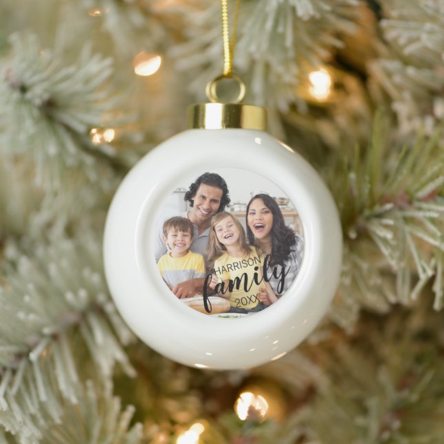 Moderne FAMILIENbezeichnung 2 Fotos Skriptfarbe Keramik Kugel-Ornament (Baum)