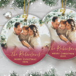 Moderne Familienname Script Foto Frohe Weihnachten Keramik Ornament<br><div class="desc">Elegantes,  modernes,  rotes und goldenes handgeschriebenes Script "Familienname" Frohe Weihnachts-Foto-Ornament. Enthält ein Foto mit Familiennamen,  Kalligraphietext in handgeschriebener Schrift,  mit fröhlicher Weihnachtsschrift und Foto-Overlay (in Rot und Gold). Einfach zu personalisieren. Foto Tipp: Zuschneiden Sie Ihr Foto auf quadratisches Formular,  bevor Sie es hochladen.</div>