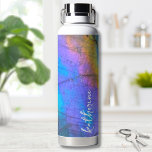 Moderne farbige Bezeichnung Trinkflasche<br><div class="desc">Atemberaubende und farbenfrohe Regenbogenfarben mit labradoritfarbenem Foto bilden die perfekte Kulisse für ein einfaches und modernes Design. Das ist eine Nahe eines echten Naturlabradoritsteins mit Blau, lila, Rosa, Gelb und Grün. Personalisierte Trendy Stylish farbenfrohe Stone Name Wasser Flasche.</div>