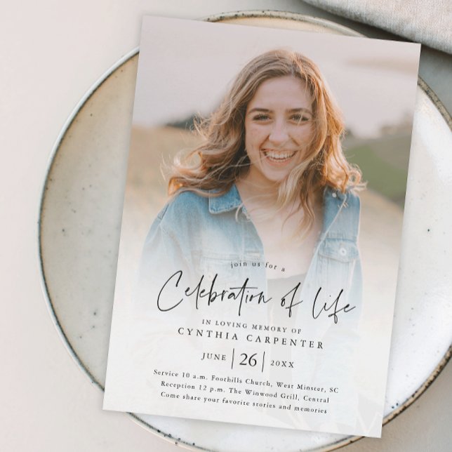 Moderne Feier zur Gedenkfeier des Lebens Einladung (Modern handwritten script celebration of life photo memorial invitation.)