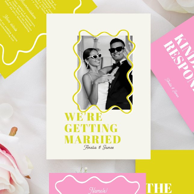 moderne, feine Wavy Funky Chartreuse & rosa Weddin Einladung (Von Creator hochgeladen)