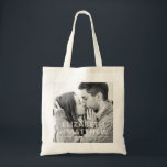 Moderne Fett- & Fun Typografie Maßgeschneidertes F Tragetasche<br><div class="desc">Fügen Sie ein benutzerdefiniertes Foto hinzu. Foto-Filter wird angewendet. Das Datum ist fett serf Typografie. Braut- und Stammnamen sind in serifenloser Typografie.</div>