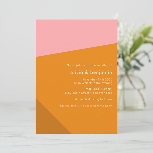 Moderne, fett geometrisch rosa Burnt Orange Weddin Einladung (Stehend Vorderseite)