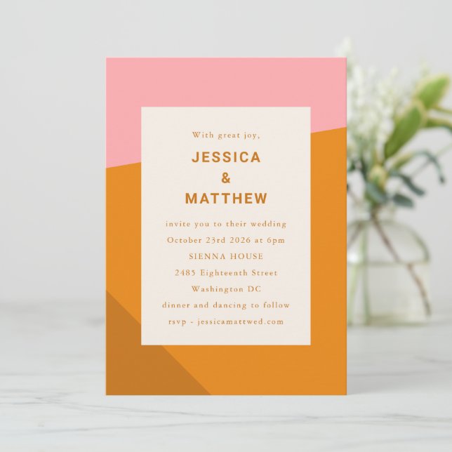 Moderne, fett geometrisch rosa Burnt Orange Weddin Einladung (Stehend Vorderseite)