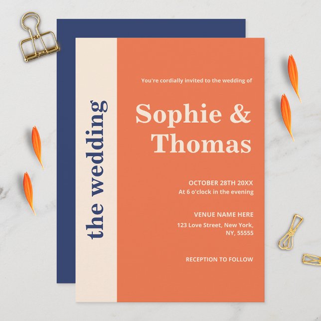 Moderne fette Typografie Apricot Navy Blue Wedding Einladung (Von Creator hochgeladen)