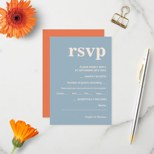 Moderne fette Typografie Wedding Dusty Blue Aprico RSVP Karte (Von Creator hochgeladen)