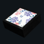 Moderne, florfarbene Monogramm Erinnerungskiste<br><div class="desc">Lassen Sie sich mit der Geschenkboxen der modernen Aquarellfarben Floral Custom Monogram, einer perfekten Mischung aus Funktionalität und Kunst, ein Geschenk machen. Diese charmante Box ist eine Einladung, ein Geschenk zu bieten, das Bände über Nachsicht und Stil spricht. Das Design ist mit einem Medley aus kunstvoll bemalten Aquarellfarben-Blume geschmückt und...</div>