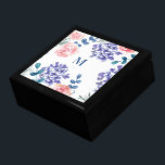 Moderne, florfarbene Monogramm Erinnerungskiste<br><div class="desc">Lassen Sie sich mit der Geschenkboxen der modernen Aquarellfarben Floral Custom Monogram, einer perfekten Mischung aus Funktionalität und Kunst, ein Geschenk machen. Diese charmante Box ist eine Einladung, ein Geschenk zu bieten, das Bände über Nachsicht und Stil spricht. Das Design ist mit einem Medley aus kunstvoll bemalten Aquarellfarben-Blume geschmückt und...</div>