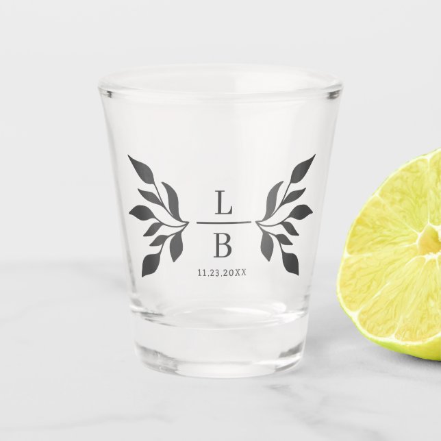Moderne Foliage Couple Monogram Gastgeschenk Hochz Schnapsglas (Vorderseite)
