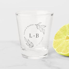 Moderne Foliage Couple Monogram Gastgeschenk Hochz Schnapsglas