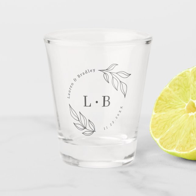 Moderne Foliage Couple Monogram Gastgeschenk Hochz Schnapsglas (Vorderseite)