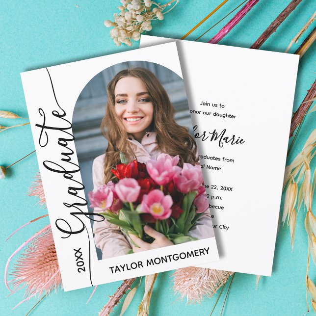 Moderne Foto Graduation Party Einladung (Modern arched photo graduation party invitations with your details on the back)