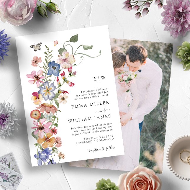 Moderne Foto Hochzeit Einladung (Watercolor Colorful Wildflower Monogrammed Wedding Invitation with Engagement Photo)
