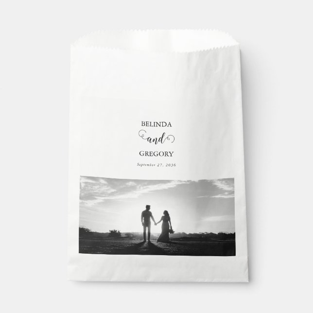 Moderne Foto-Hochzeit in Weiß und Schwarz Geschenktütchen (Vorderseite)