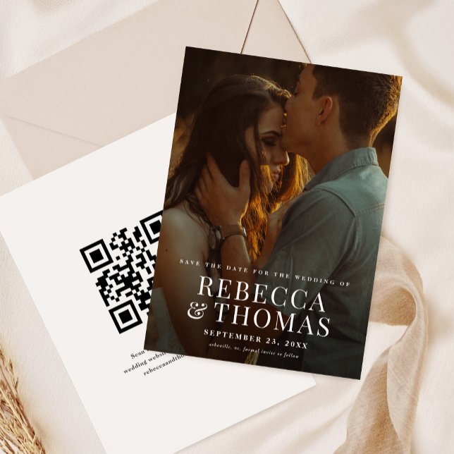 Moderne Foto-Overlay-Hochzeit Save The Date (Simple photo wedding save the date with elegant overlay type on the front and qr code on the back.)