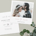 Moderne Foto Rose Gold Save the Date einladen<br><div class="desc">Dieses schlichte Viereck-Foto-Hochzeitsgeschenk speichert die Datumskartenvorlage in elegantem, minimalistischem, modernem Design. Bitte stöbern Sie in unserem Shop für Versionen dieses Designs in einem rechteckigen Format in flachen Karten-, Postkarten- und Magnetformaten in verschiedenen Farben! Die Vorderseite zeigt Ihre Vornamen unter Ihrem bevorzugten Foto und eine "Save the Date" Nachricht vermittelt mit...</div>