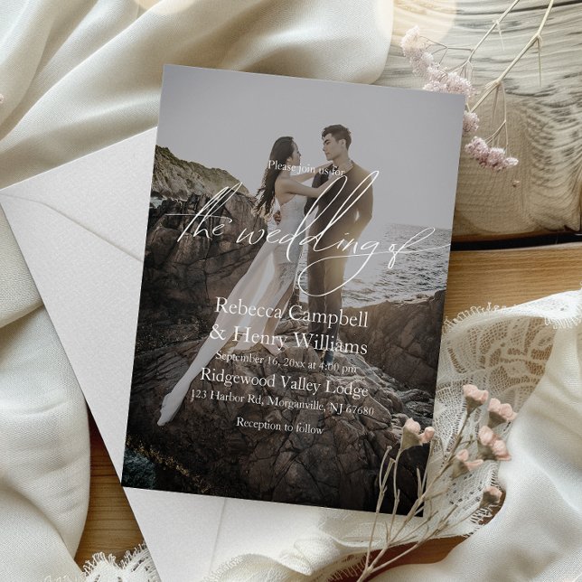 Moderne Foto Script Monogram Elegant Wedding Einladung (Elevate your celebration with our elegant wedding invitation. Personalized for unforgettable moments)